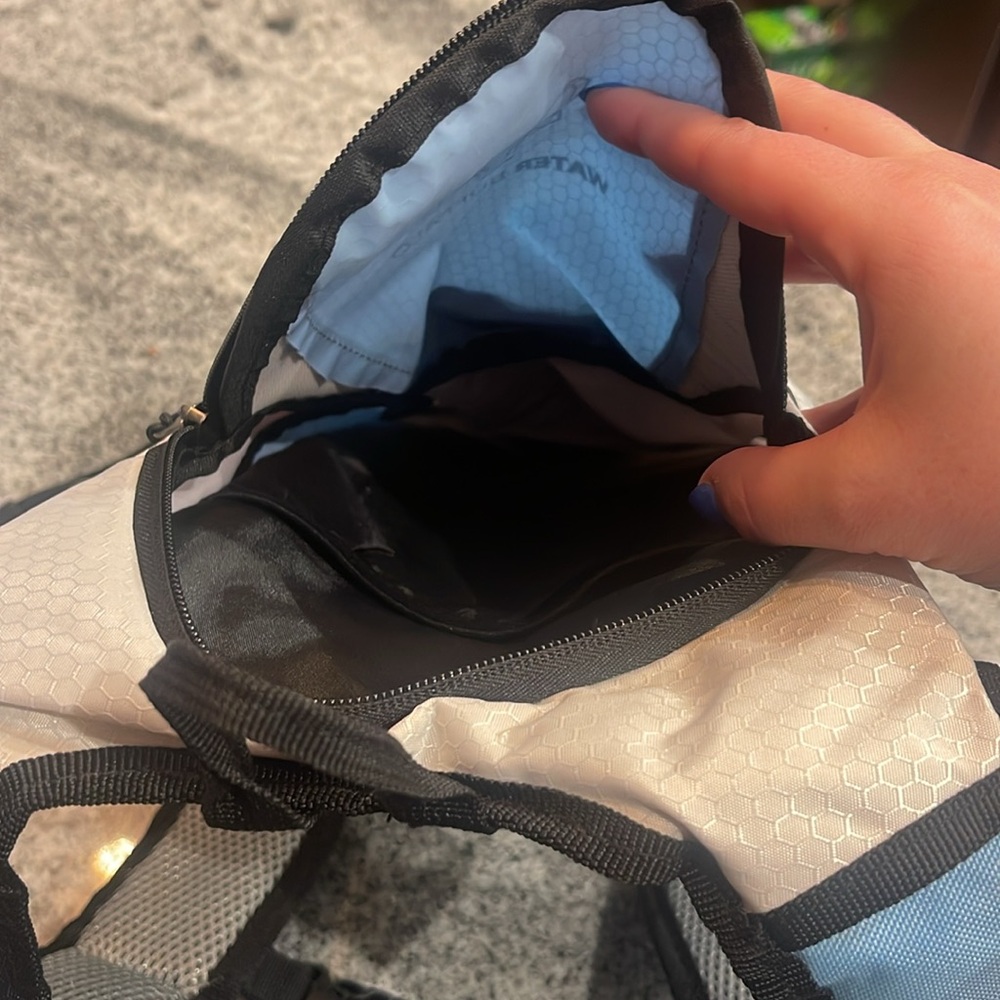 Water Buffalo Blue and Black 2L hydration pack - Picture 4 of 4